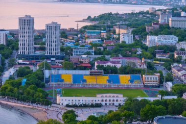 Vladivostok, Rusya - Haziran 01, 2020: Günbatımında Amur Körfezi manzarası