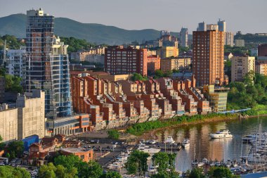 Vladivostok, Rusya - Haziran 01, 2020: Günbatımında Amur Körfezi manzarası