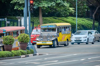 Manila, Filipinler - Şubat 02, 2020: Manila yollarında cip. Eski Amerikan askeri jipleri toplu taşımacılığa çevrildi