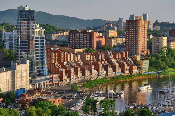 Vladivostok, Rusya - Haziran 01, 2020: Günbatımında Amur Körfezi manzarası