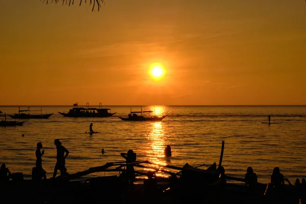 Puesta Sol Isla Boracay Vela Otros Barcos Tradicionales Con Turistas — Foto de Stock