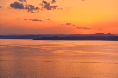 Vladivostok, Rusya - 11 Haziran 2020: Günbatımında Amur Körfezi manzarası.