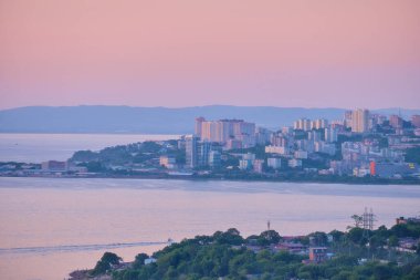Vladivostok, Rusya - 11 Haziran 2020: Günbatımında Amur Körfezi manzarası.