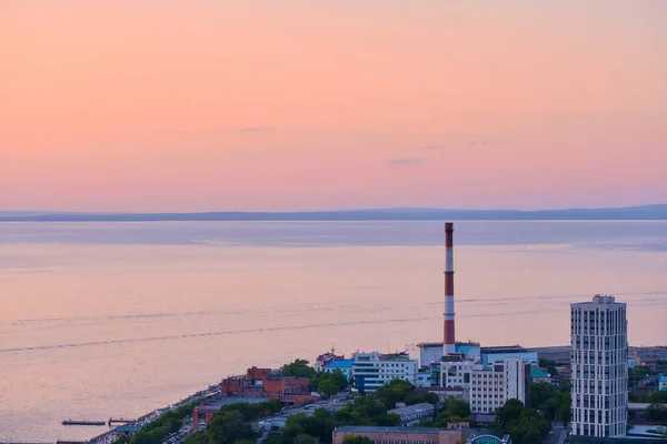 Wladiwostok, Russland - 11. Juni 2020: Blick auf die Amur-Bucht bei Sonnenuntergang. — Stockfoto