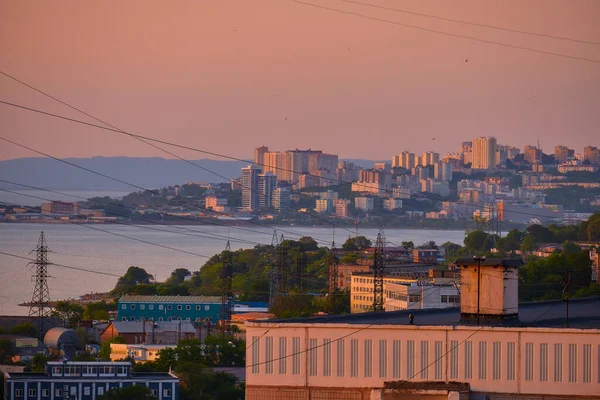 Vladivostok, Ryssland - 11 jun 2020: vy över Amur Bay vid solnedgången. — Stockfoto