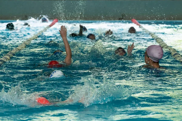 Crianças Nadando Estilo Livre Piscina Interior Com Água Azul Clara — Fotografia de Stock