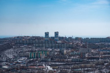 Vladivostok şehrinde taş ocağı. Andesite madenciliği ve ezilmiş taş üretimi