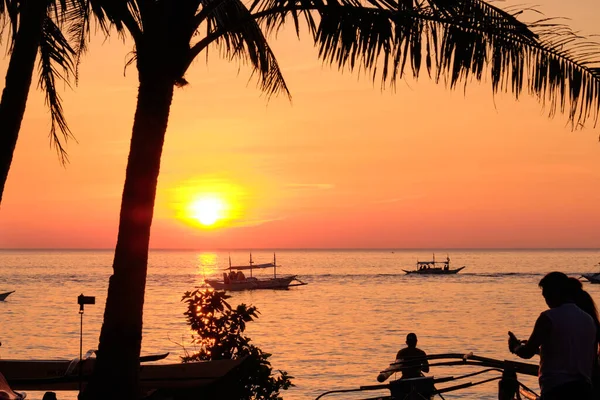 Pôr Sol Ilha Boracay Navegação Outros Barcos Tradicionais Com Turistas — Fotografia de Stock