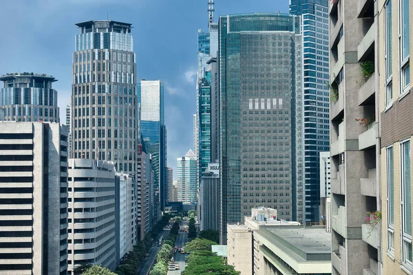 Manila, Filipinler - 31 Ocak 2020. Gündüz Makati şehri manzarası. Açık güneşli havada gökdelenler.