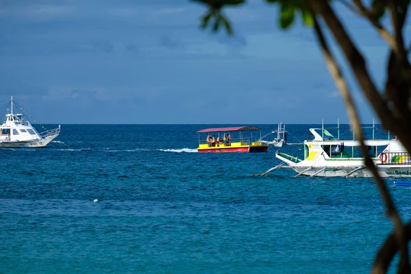 Boracay, Filipinas - 23 de enero de 2020: Playa blanca de la isla de Boracay. Los turistas caminan por la playa y nadan en el mar. Unos días antes del brote del coronavirus. — Foto de Stock