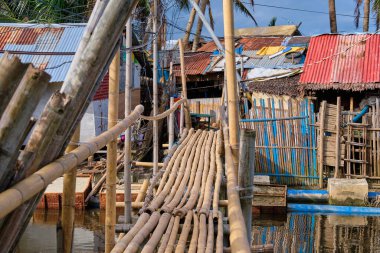 Panay, Filipinler - 23 Ocak 2020: Kenar mahalleler bambudan yapılmıştır. Filipinlerin yoksul bölgeleri.