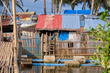 Panay, Filipinler - 23 Ocak 2020: Kenar mahalleler bambudan yapılmıştır. Filipinlerin yoksul bölgeleri
