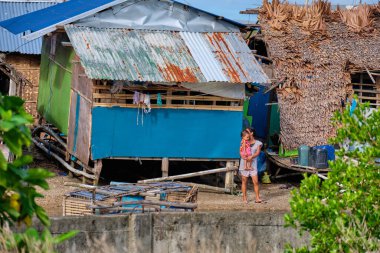 Panay, Filipinler - 23 Ocak 2020: Kenar mahalleler bambudan yapılmıştır. Filipinlerin yoksul bölgeleri
