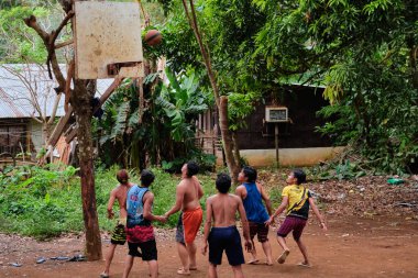 Boracay, Filipinler - 26 Ocak 2020: Yerel halk donanımsız bir oyun sahasında basketbol oynuyor.