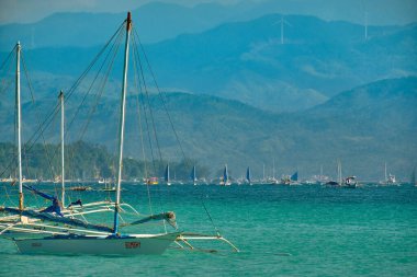 Boracay, Filipinler - 29 Ocak 2020 Boracay adasının beyaz plajı. Turistler plaj boyunca yürür ve denizde yüzerler. Coronavirüs salgınından birkaç gün önce.