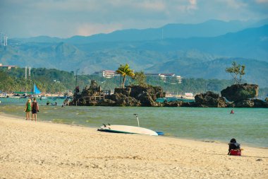 Boracay, Filipinler - 29 Ocak 2020 Boracay adasının beyaz plajı. Turistler plaj boyunca yürür ve denizde yüzerler. Coronavirüs salgınından birkaç gün önce.