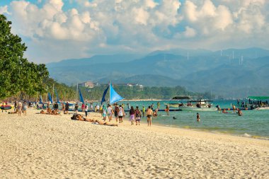 Boracay, Filipinler - 29 Ocak 2020 Boracay adasının beyaz plajı. Turistler plaj boyunca yürür ve denizde yüzerler. Coronavirüs salgınından birkaç gün önce.