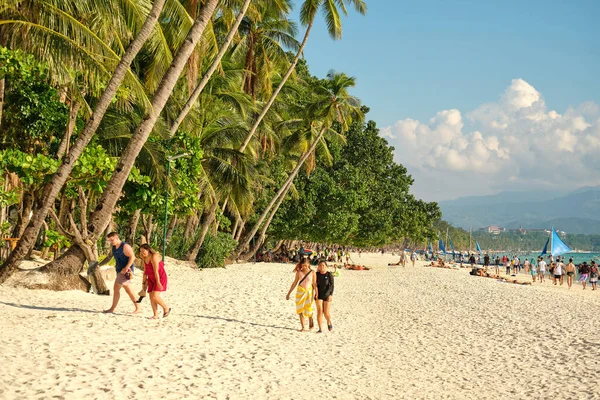 フィリピンのボラカイ島 2020年1月29日 ボラカイ島の白いビーチ 観光客はビーチに沿って歩き 海で泳ぐ コロナウイルスが発生する数日前 — ストック写真