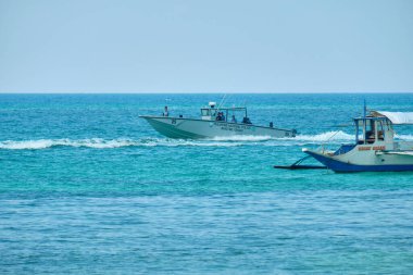 Boracay, Filipinler - 29 Ocak 2020: Gündüz vakti Boracay adasının boş beyaz plajı. Koronavirüs yüzünden Çinli turist yok..