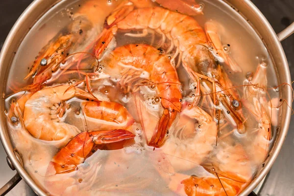 Les Crevettes Rouges Sont Cuites Dans Une Casserole Métal — Photo