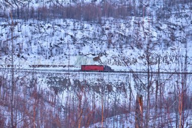 Lidoga-Vanino Khabarovsk bölgesindeki dağların arasında gün batımı.