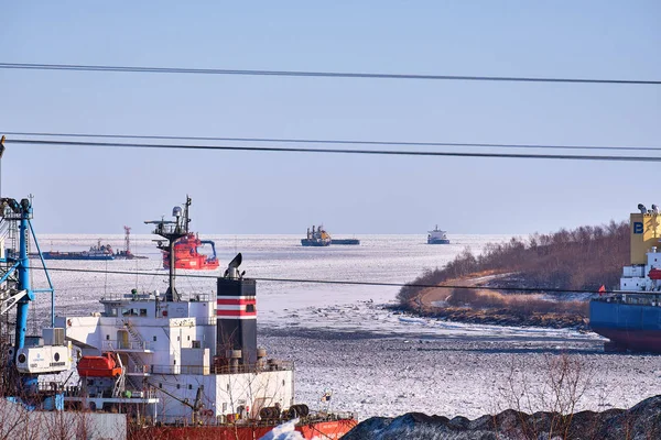 Vanino, Rusia - 21 de febrero de 2020: barcos en el puerto de Vanino. — Foto de Stock