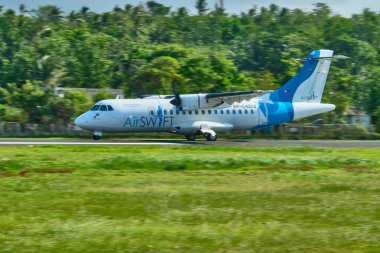 Boracay, Filipinler - 31 Ocak 2020: Kuyruk numarası RP-C4202 Air SWIFT olan bir ATR 42 uçağı Panay adasındaki Caticlan havaalanından kalkmaya hazırlanıyor.