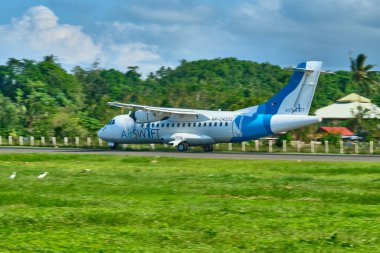 Boracay, Filipinler - 31 Ocak 2020: Kuyruk numarası RP-C4202 Air SWIFT olan bir ATR 42 uçağı Panay adasındaki Caticlan havaalanından kalkmaya hazırlanıyor.