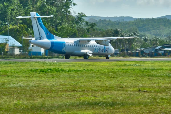 Boracay, Filipinler - 31 Ocak 2020: Kuyruk numarası RP-C4202 Air SWIFT olan bir ATR 42 uçağı Panay adasındaki Caticlan havaalanından kalkmaya hazırlanıyor.