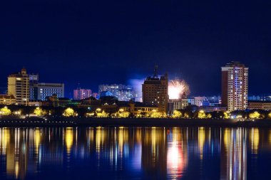 Blagoveshchensk, Rusya - 25 Haziran 2020: Blagoveshchensk şehrinin setinden Çin 'in Heihe şehrine bakış. Gecenin ışıkları Amur nehrinin yansımasında.