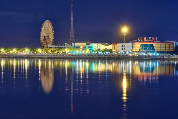 Blagoveshchensk, Rusya - 25 Haziran 2020: Blagoveshchensk şehrinin setinden Çin 'in Heihe şehrine bakış. Gecenin ışıkları Amur nehrinin yansımasında.