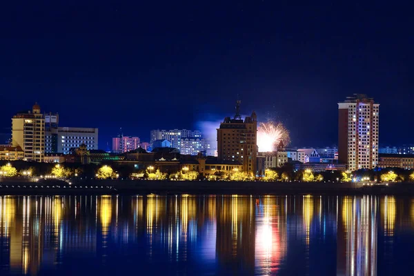 Blagoveshchensk, Rusya - 25 Haziran 2020: Blagoveshchensk şehrinin setinden Çin 'in Heihe şehrine bakış. Gecenin ışıkları Amur nehrinin yansımasında.
