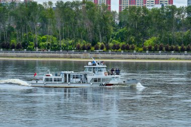 Blagoveshchensk, Rusya - 26 Haziran 2020: Heihe şehrinin karşısındaki Amur nehri üzerindeki Çin gemisi. Blagoveshchensk şehrinin setinden görüntü