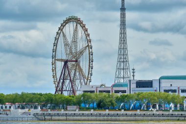 Blagoveshchensk, Rusya - 26 Haziran 2020: Blagoveshchensk kentinin setinden Çin 'in Heihe kentinin manzarası