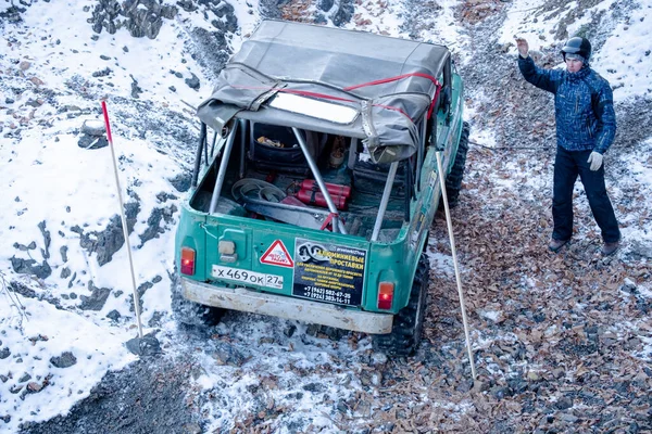 Chabarowsk Rosja Listopada 2019 Jeep Uaz Pokonuje Przeszkody Lesie — Zdjęcie stockowe