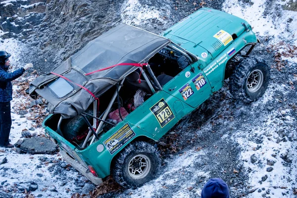 Chabarowsk Rosja Listopada 2019 Jeep Uaz Pokonuje Przeszkody Lesie — Zdjęcie stockowe