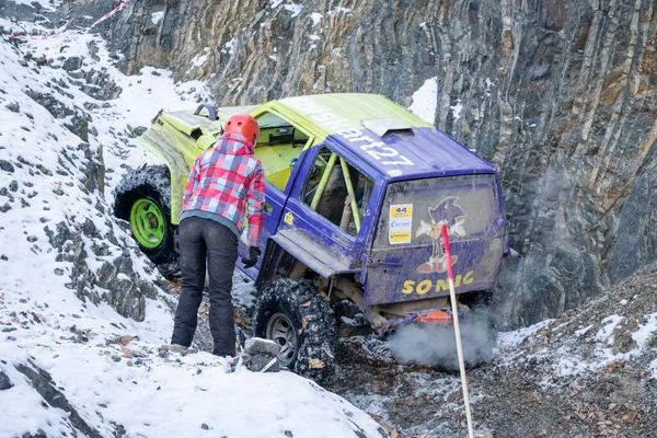 Chabarowsk, Rosja - 11 listopada 2019: Jeep Suzuki Jimny pokonuje przeszkody w lesie. Kobiety za kierownicą samochodu. — Zdjęcie stockowe