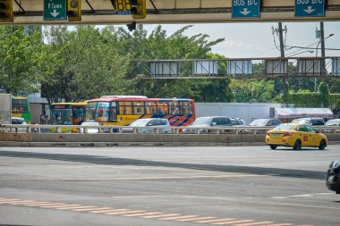 Manila, Filipinler - Şubat 02, 2020: Gündüz vakti Makati şehrinin sokakları