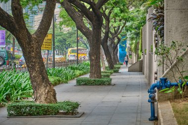 Manila, Filipinler - Şubat 02, 2020: Gündüz vakti Makati şehrinin sokakları