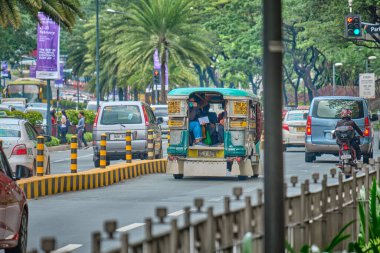 Manila, Filipinler - Şubat 02, 2020: Gündüz vakti Makati şehrinin sokakları