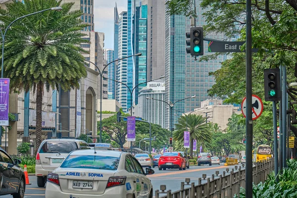 Manila, Filipinler - Şubat 02, 2020: Gündüz vakti Makati şehrinin sokakları.