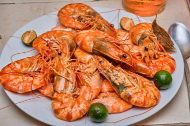 Kırmızı pişmiş karidesler ve sebzeler..