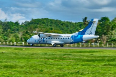 Boracay, Filipinler - 31 Ocak 2020: Kuyruk numarası RP-C4202 Air SWIFT olan bir ATR 42 uçağı Panay adasındaki Caticlan havaalanından kalkmaya hazırlanıyor..