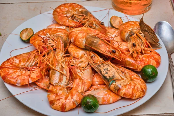 Langostinos rojos cocidos en un plato blanco con verduras. —  Fotos de Stock