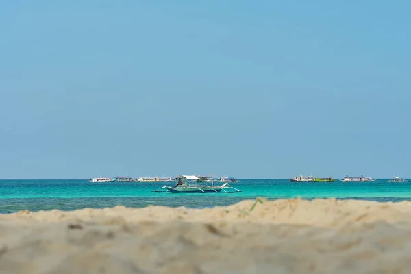 Boracay, Filipinas - 30 de enero de 2020: Playa Blanca vacía de la isla de Boracay durante el día. No hay turistas chinos debido al coronavirus. Barcos en el mar llevan turistas. — Foto de Stock