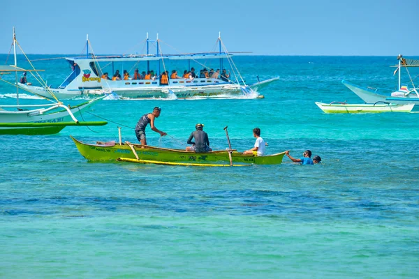 Boracay, Filipinas - 30 de enero de 2020: Playa Blanca vacía de la isla de Boracay durante el día. No hay turistas chinos debido al coronavirus. Los residentes locales capturan peces del barco. — Foto de Stock