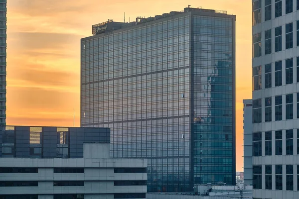 Manila, Filippinerna - 01 feb 2020: kvällsutsikt över staden Makati. Skyskraporna mot den ljusa nedgående solen. — Stockfoto