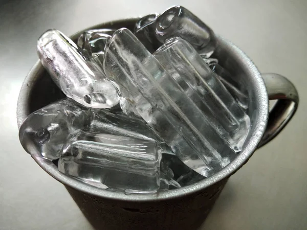 杯子里的冰 — 图库照片