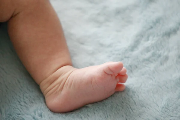 Детская нога крупным планом — стоковое фото