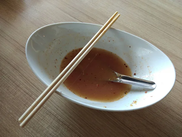 식탁 위에 놓인 닭고기 국수는 이미 먹어 버렸다 — 스톡 사진